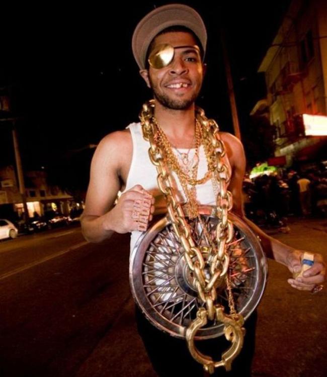 Hành động khác người sẽ chọc cười người khác-4