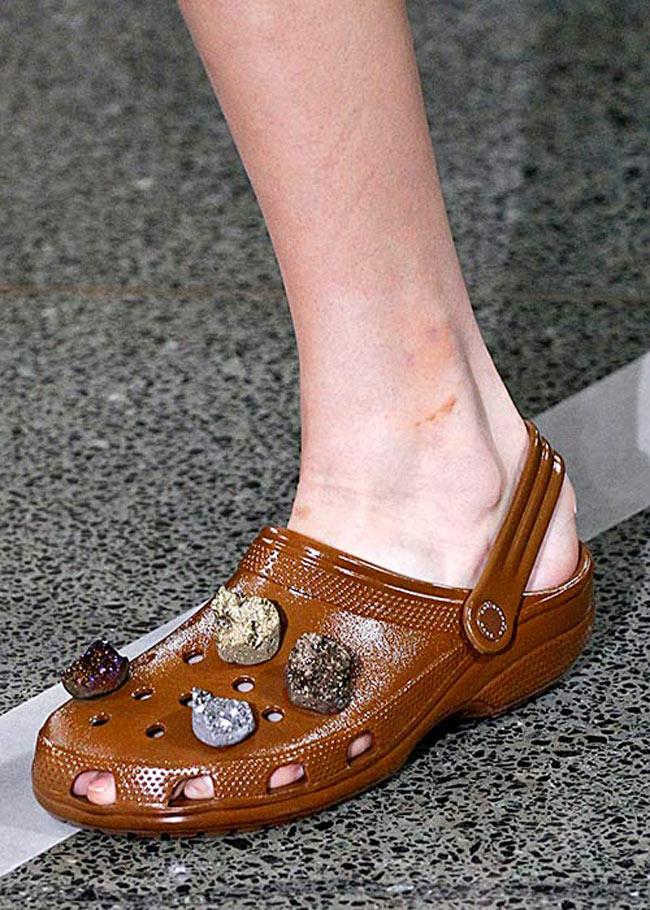 Từng bị chê xấu nhất quả đất, 3 mẫu giày dép trở nên đắt giá nhờ tài hóa phép của nhà thiết kế-2