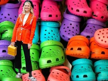 Balenciaga kết hợp Crocs cho ra mắt mẫu dép đi mưa khó tả nhất Paris Fashion Week năm nay-8