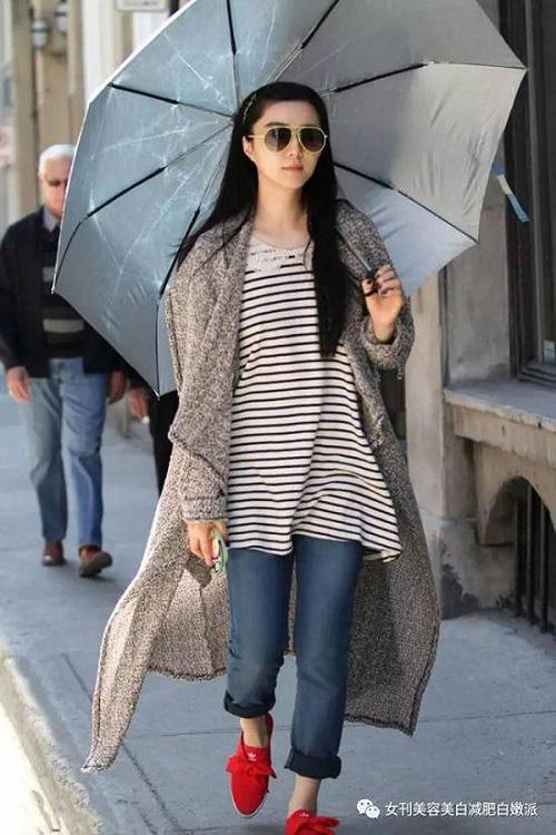 Che ô trong nhà, đắp mặt nạ lúc ăn cơm và che nắng kín mít, đó chính là Phạm Băng Băng-1