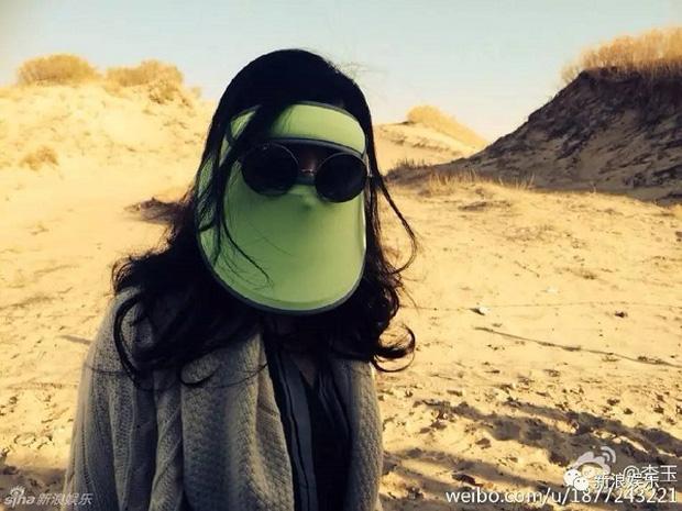 Che ô trong nhà, đắp mặt nạ lúc ăn cơm và che nắng kín mít, đó chính là Phạm Băng Băng-2