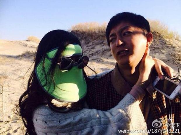 Che ô trong nhà, đắp mặt nạ lúc ăn cơm và che nắng kín mít, đó chính là Phạm Băng Băng-4