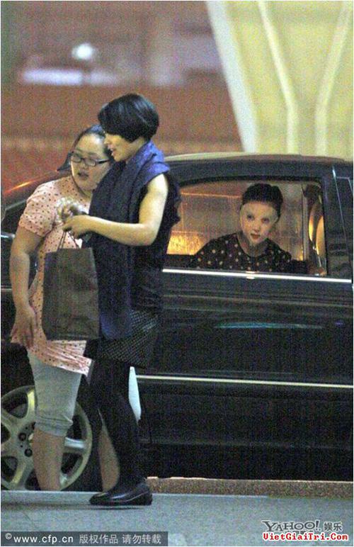 Che ô trong nhà, đắp mặt nạ lúc ăn cơm và che nắng kín mít, đó chính là Phạm Băng Băng-6