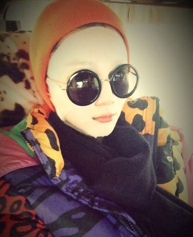 Che ô trong nhà, đắp mặt nạ lúc ăn cơm và che nắng kín mít, đó chính là Phạm Băng Băng-7