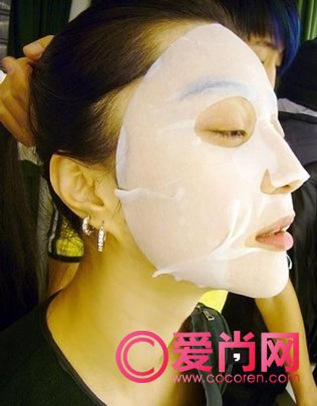 Che ô trong nhà, đắp mặt nạ lúc ăn cơm và che nắng kín mít, đó chính là Phạm Băng Băng-8
