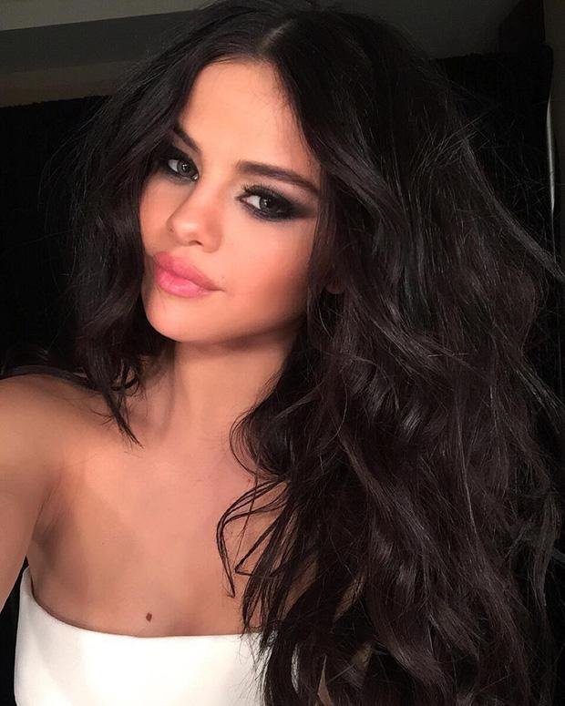 Chỉ là ảnh hậu trường, Selena Gomez đã siêu lộng lẫy dưới bàn tay chuyên gia trang điểm gốc Việt-3