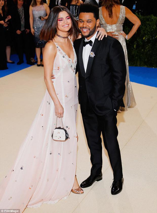 Chỉ là ảnh hậu trường, Selena Gomez đã siêu lộng lẫy dưới bàn tay chuyên gia trang điểm gốc Việt-7