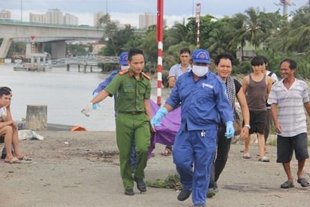 Người dân hốt hoảng phát hiện thi thể cô gái trên sông Sài Gòn-1