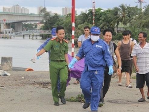 Người dân hốt hoảng phát hiện thi thể cô gái trên sông Sài Gòn