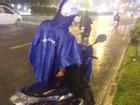 Nghĩa cử đẹp của người đàn ông đứng dưới mưa 40 phút bên nam thanh niên say xỉn ở Sài Gòn