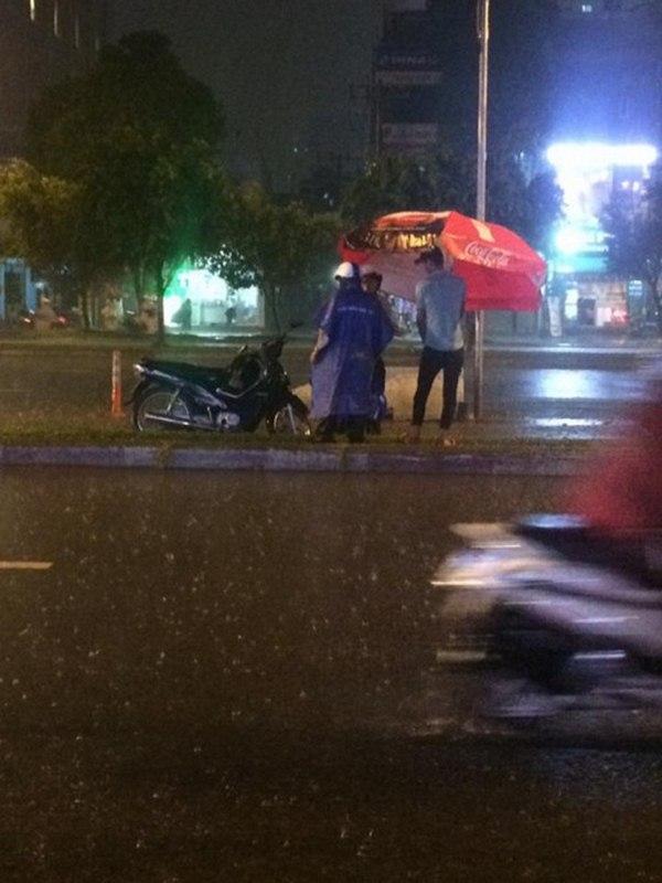 Nghĩa cử đẹp của người đàn ông đứng dưới mưa 40 phút bên nam thanh niên say xỉn ở Sài Gòn-2
