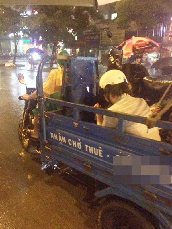 Nghĩa cử đẹp của người đàn ông đứng dưới mưa 40 phút bên nam thanh niên say xỉn ở Sài Gòn-3