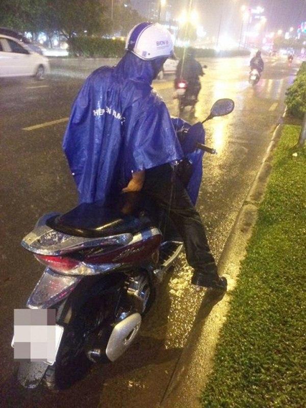 Nghĩa cử đẹp của người đàn ông đứng dưới mưa 40 phút bên nam thanh niên say xỉn ở Sài Gòn-4