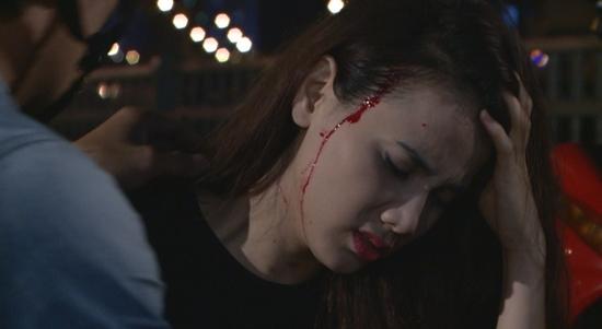 Trang Nhung dùng dao cướp của, phi thân đánh người trong phim mới-3