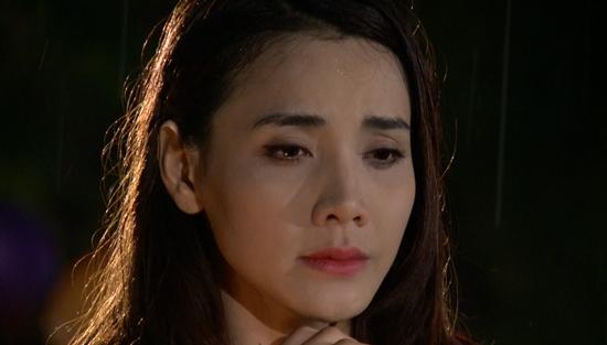 Trang Nhung dùng dao cướp của, phi thân đánh người trong phim mới-4
