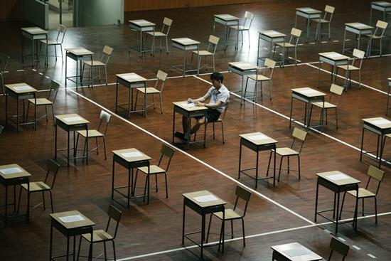 Siêu phẩm gây sốt về đề tài gian lận thi cử của Thái đến Việt Nam-8