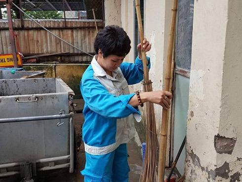 'Lần sau mẹ đừng mặc quần áo lao công đến đón con'