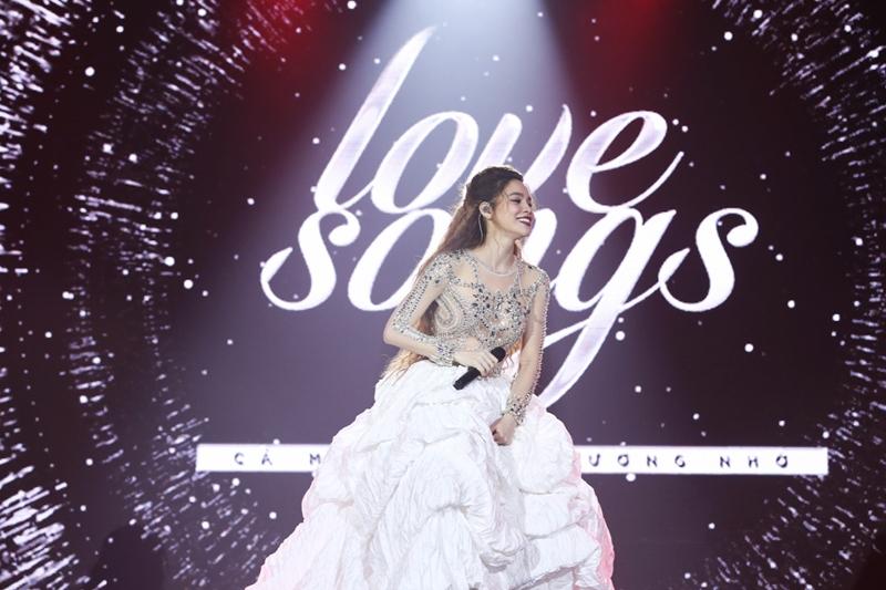 Tưởng chặt chém váy áo đêm chung kết The Face, ai ngờ Hoàng Thùy lại đụng hàng Hồ Ngọc Hà-5