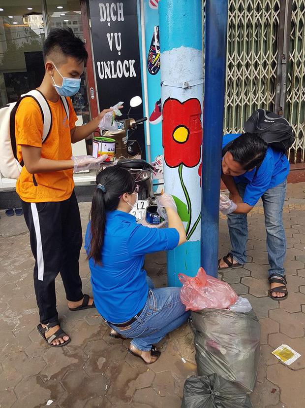 Những cây cột điện được vẽ hoa gây nhiều tranh cãi-3