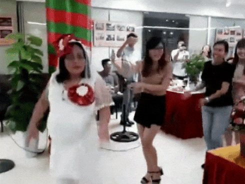 Tiến sĩ đóng giả cô dâu vác bụng bầu quẩy tưng bừng trong ngày lễ về hưu khiến dân mạng phát sốt