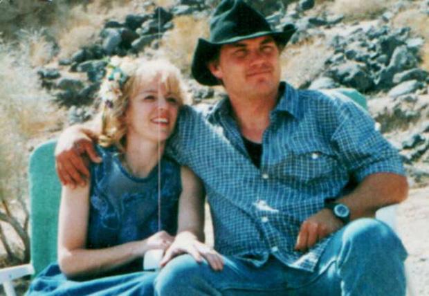 Từ khi vợ bại liệt, đêm nào chồng cũng lẻn ra ngoài, vợ rình xem và ôm mặt khóc khi phát hiện sự thật-1