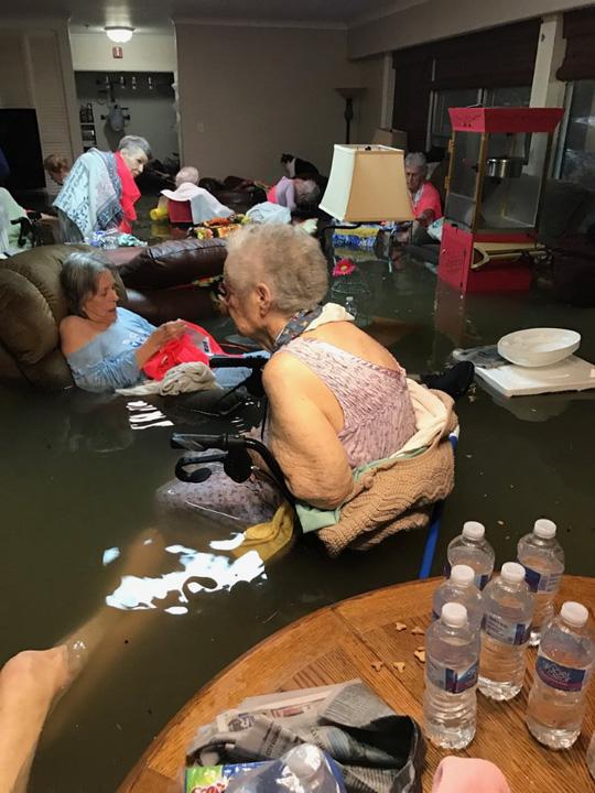Mỹ: Bức ảnh gây sốc trong bão Harvey-1