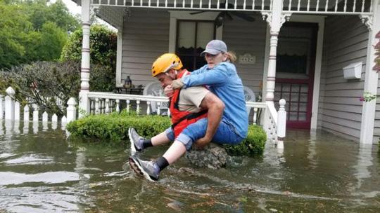 Mỹ: Bức ảnh gây sốc trong bão Harvey-3