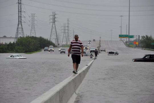 Mỹ: Bức ảnh gây sốc trong bão Harvey-4