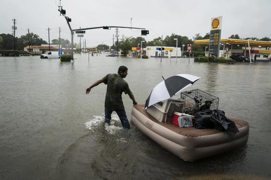 Mỹ: Bức ảnh gây sốc trong bão Harvey-8