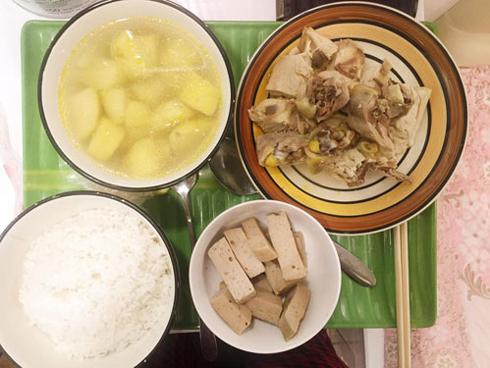 Con dâu hoang mang cầu cứu dân mạng vì ở cữ mẹ chồng cho ăn mì nấu cá nguyên vây