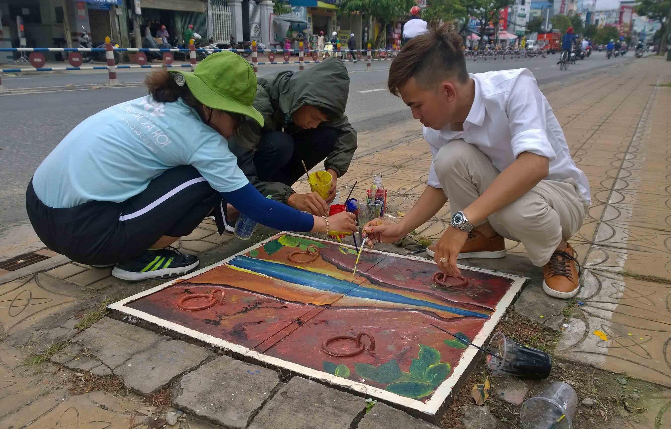 Những nắp cống ‘nở hoa’ thu hút hàng nghìn lượt theo dõi của cư dân mạng-5