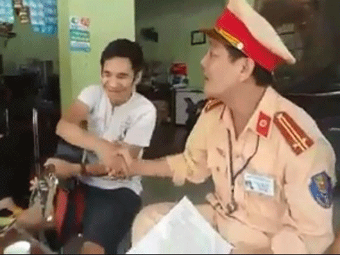 Xôn xao video cảnh sát giao thông ngồi hát với tài xế vi phạm