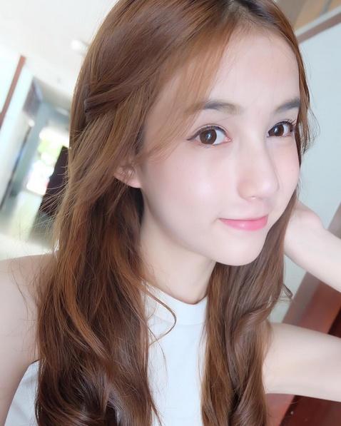 Lộ ảnh xinh trai hiếm có thời chưa thẩm mỹ của Hoa hậu chuyển giới Thái Lan-11