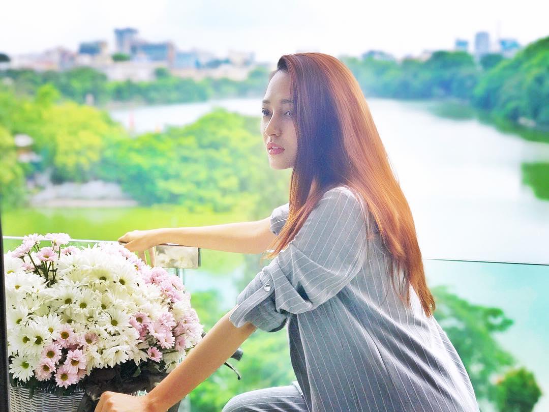 Tin sao Việt 28/8: Tóc Tiên bán nude quyến rũ - Ngọc Trinh sưng mặt vì nhổ răng-12