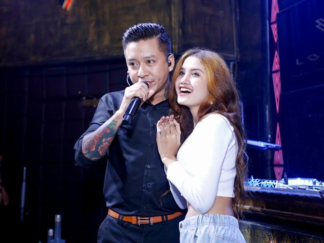 Fan nữ gây sóng gió cho Tuấn Hưng đâu chỉ có một người, xem loạt ảnh dưới đây thì biết-12