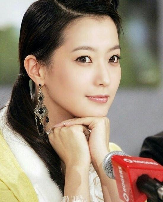 Kim Hee Sun: Nữ hoàng truyền hình từng muốn bỏ nghề vì con gái bị chê xấu-3