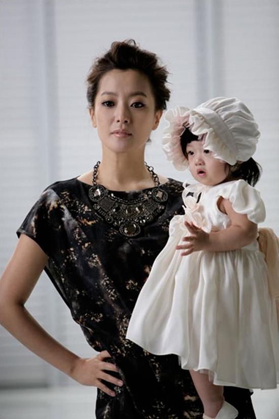 Kim Hee Sun: Nữ hoàng truyền hình từng muốn bỏ nghề vì con gái bị chê xấu-13
