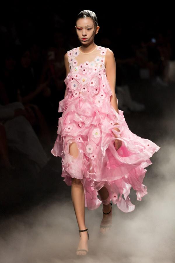 Thấp bé nhẹ cân nhưng Tú Hảo đi catwalk cũng không chịu kém cạnh ai-1