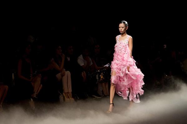 Thấp bé nhẹ cân nhưng Tú Hảo đi catwalk cũng không chịu kém cạnh ai-2