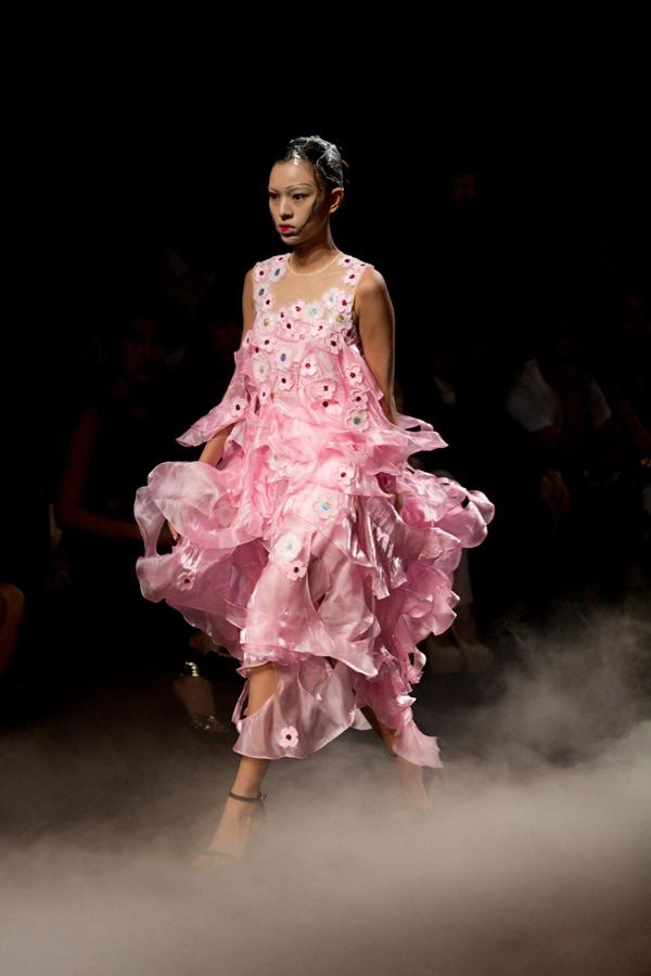 Thấp bé nhẹ cân nhưng Tú Hảo đi catwalk cũng không chịu kém cạnh ai-3