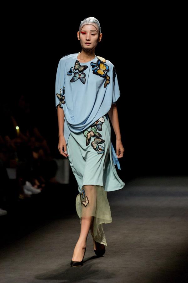 Thấp bé nhẹ cân nhưng Tú Hảo đi catwalk cũng không chịu kém cạnh ai-7