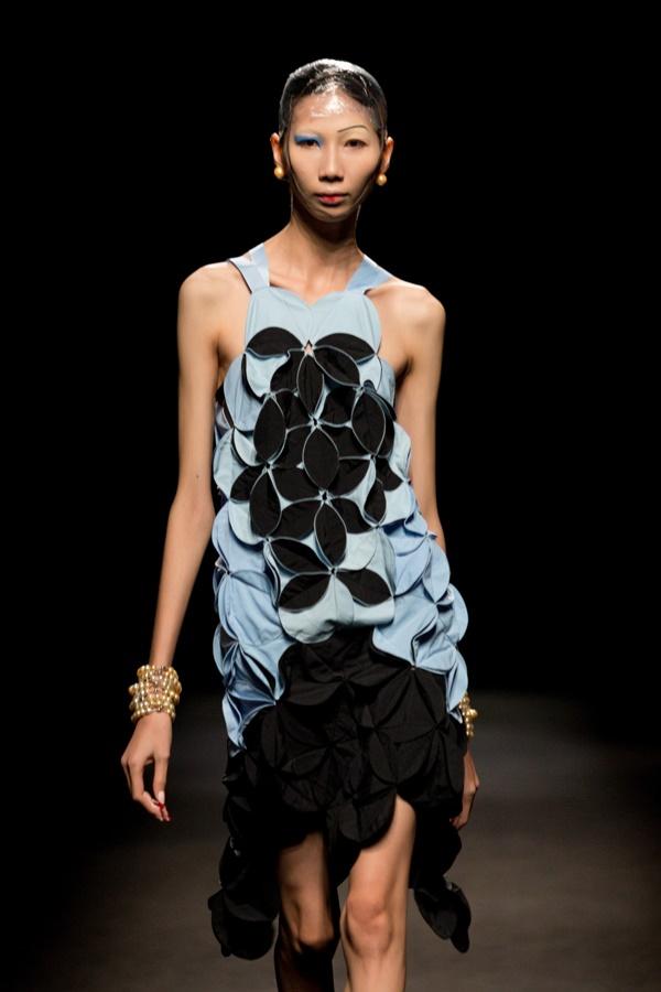 Thấp bé nhẹ cân nhưng Tú Hảo đi catwalk cũng không chịu kém cạnh ai-4