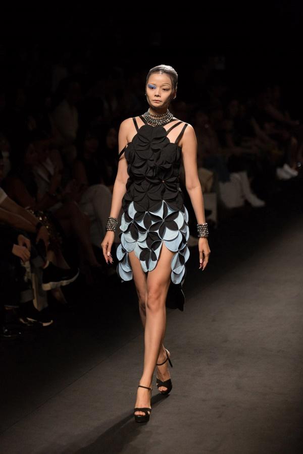 Thấp bé nhẹ cân nhưng Tú Hảo đi catwalk cũng không chịu kém cạnh ai-5