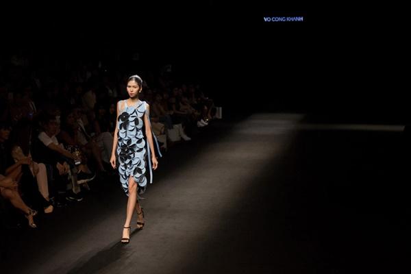 Thấp bé nhẹ cân nhưng Tú Hảo đi catwalk cũng không chịu kém cạnh ai-6