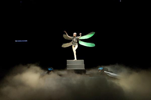 Thấp bé nhẹ cân nhưng Tú Hảo đi catwalk cũng không chịu kém cạnh ai-8