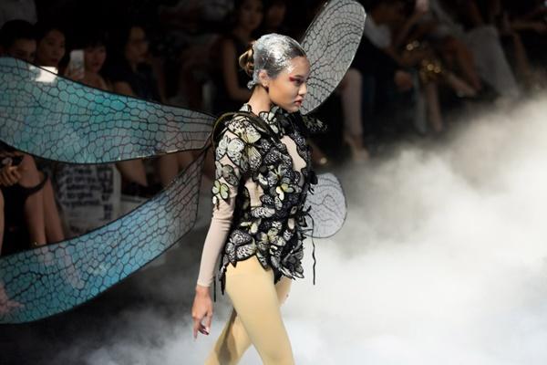 Thấp bé nhẹ cân nhưng Tú Hảo đi catwalk cũng không chịu kém cạnh ai-9