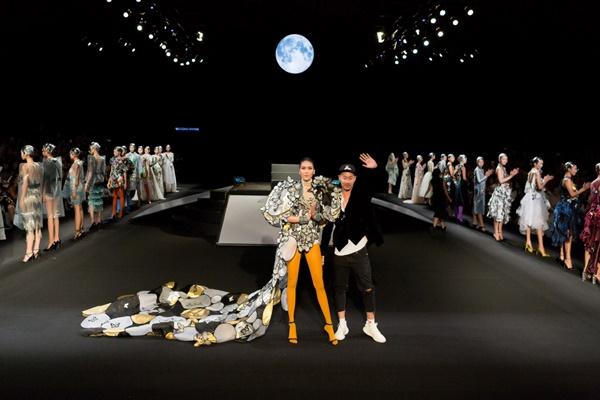 Thấp bé nhẹ cân nhưng Tú Hảo đi catwalk cũng không chịu kém cạnh ai-13