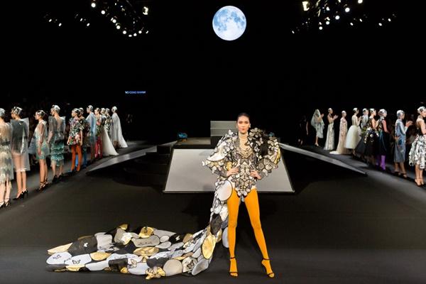 Thấp bé nhẹ cân nhưng Tú Hảo đi catwalk cũng không chịu kém cạnh ai-11