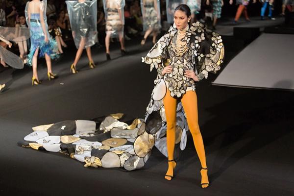 Thấp bé nhẹ cân nhưng Tú Hảo đi catwalk cũng không chịu kém cạnh ai-12