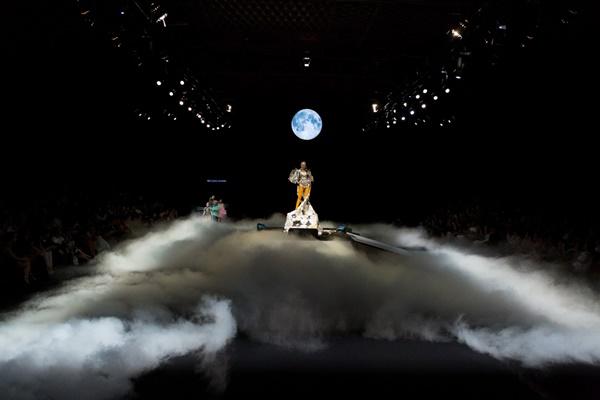 Thấp bé nhẹ cân nhưng Tú Hảo đi catwalk cũng không chịu kém cạnh ai-10